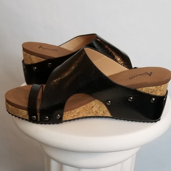 Black Open Toe Sandal - Picture 4 of 7